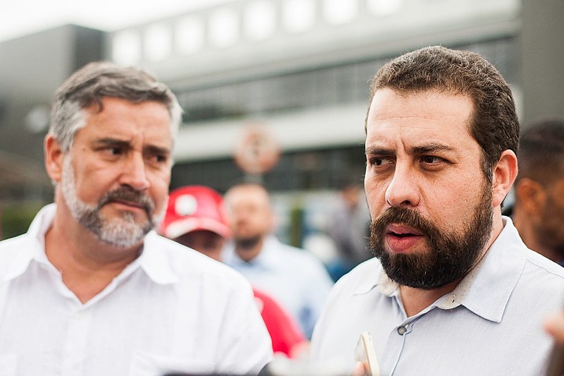 Pimenta (esq.) e Boulos (dir.) falam à imprensa em frente à Superintendência da Polícia Federal, em Curitiba