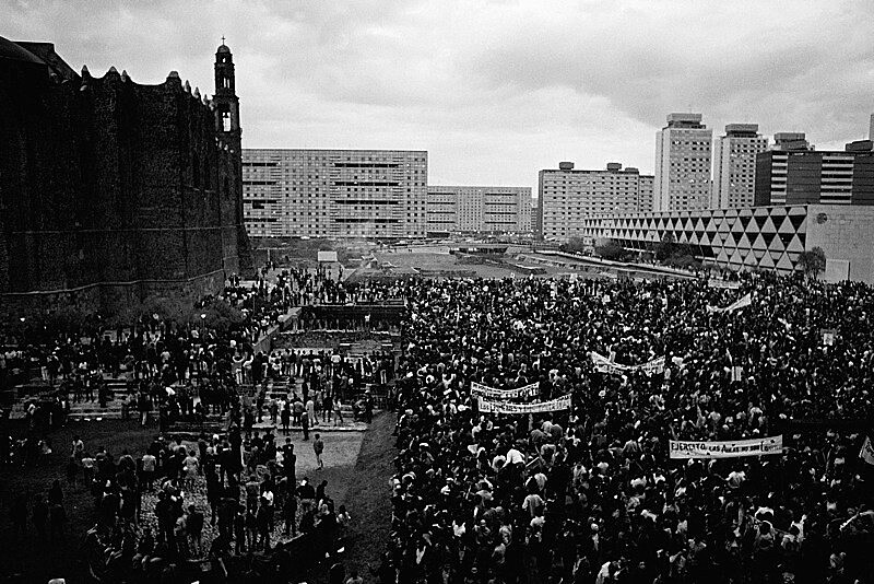 Nas manifestações estudantis de 1968, jovens universitários protestavam quando a polícia abriu fogo contra eles