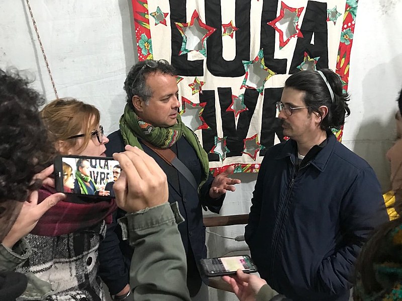 Vijay Prashad, ao centro, em entrevista na Vigília Lula Livre, espaço de resistência, segundo ele.