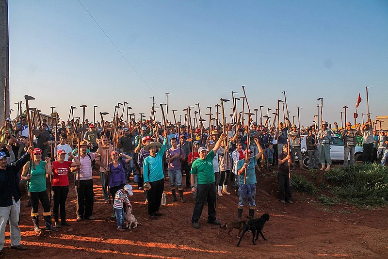 Trabalhadores sem-terra do acampamento Herdeiros da Terra, em Rio Bonito do Iguaçu (PR), na luta por reforma agrária