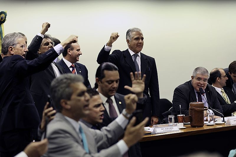 Deputados governistas comemoram aprovação do texto base da reforma da Previdência na última quarta (3)