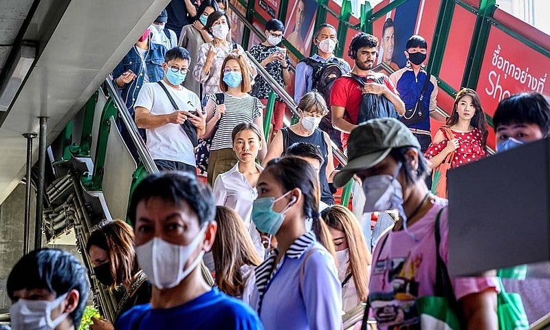 Passageiros usam máscara em uma estação de trem em Bangkok, na Tailândia; o país já registru oito casos de coronavírus