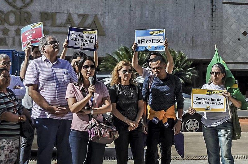 Membros do Conselho Curador, funcionários e entidades protestam em frente à sede da EBC em Brasília nesta sexta (2)