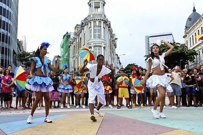 As milhares e pessoas que chegam para a festa e a organização da folia causam mudanças na dinâmica da cidade