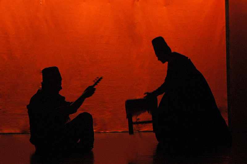 Cena da peça Macbeth, de Shakespeare, encenada pela companhia Amok Theatro