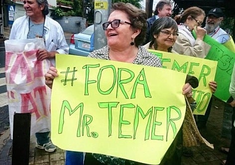 Manifestantes cantaram marchinha para protestar contra Temer no Paraguai
