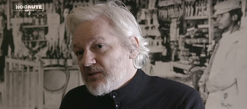 "A NSA não decide políticas mas faz espionagem sim. Hackeia satélites, coloca grampos em fibras óticas, etc", explica Assange