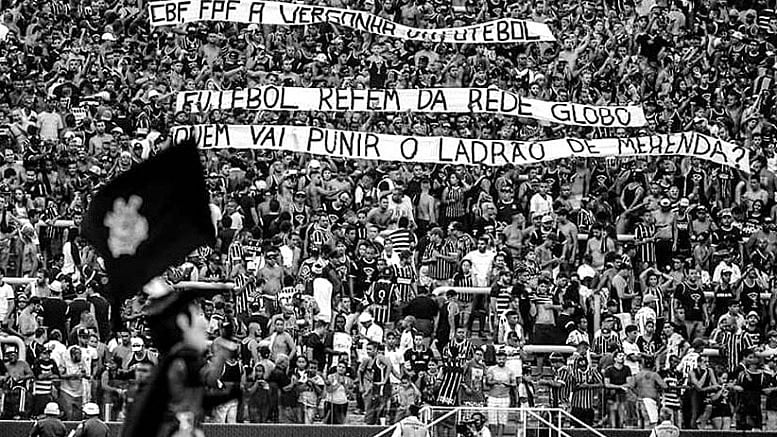 Torcida do Corinthians contra o monopólio da Rede Globo