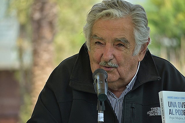 Mujica abriu mão de subsídio que teria direito ao renunciar ao Senado.