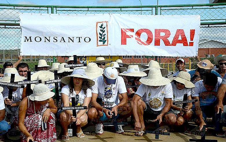 Manifestantes diante de uma das fábricas da Monsanto, em Petrolina (PE), contra os transgênicos