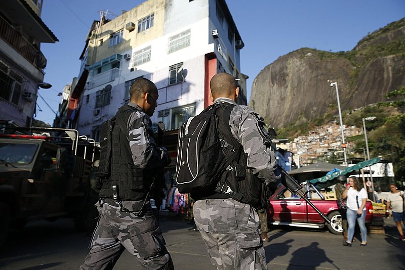 Cerca  de  70  mil  moradores  vivem  na  Rocinha,  considerada  uma  das  maiores  favelas  da  América  Latina