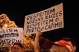 Moradores do Porto do Capim durante protesto contra sua retirada pela Prefeitura Municipal de João Pessoa.