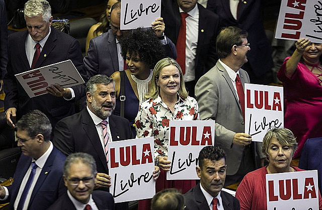 Manifestación durante posesión de parlamentarios. Pimenta y Hoffmann (al centro) rechazaron nueva condena "basada únicamente en delaciones"