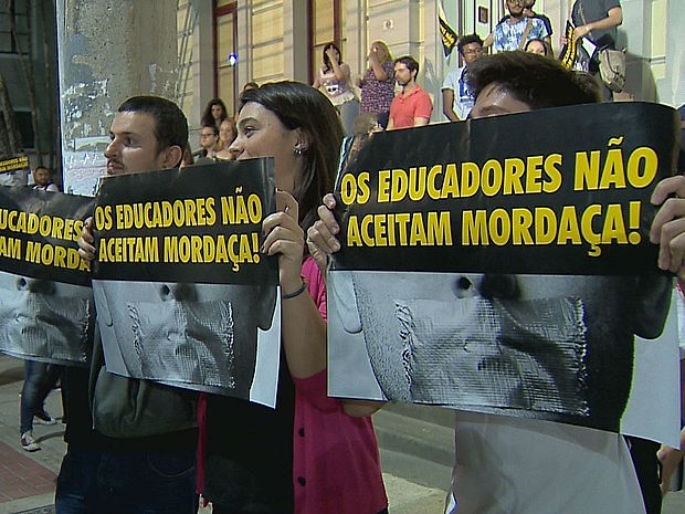 Manifestantes em protesto contra projeto de lei em Juiz de Fora (MG), em 2016