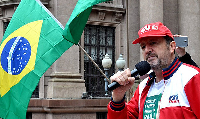 "O número de desempregados se aproxima dos 14 milhões e mais de 28 milhões de trabalhadores estão abandonados"