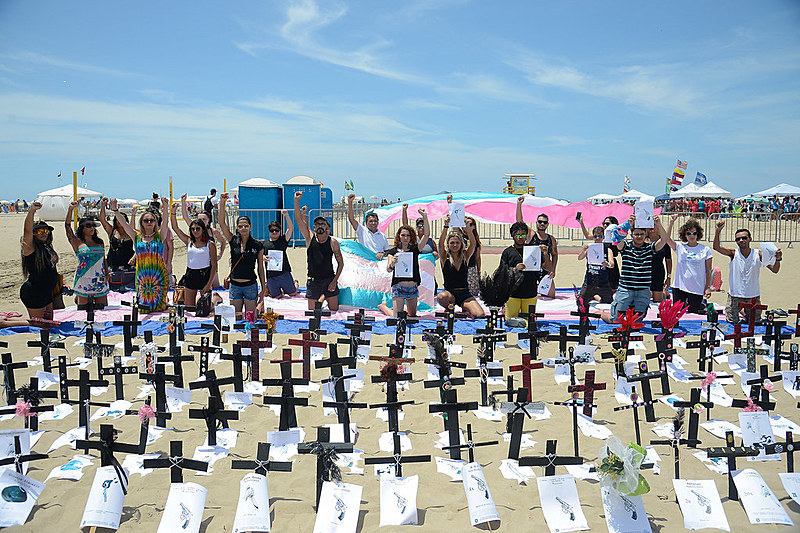 Manifestação na Praia de Copacabana lembra as vítimas da transfobia no Brasil