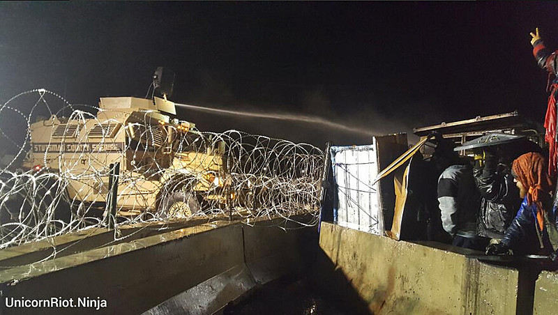 Polícia joga canhão de água em manifestantes contra a construção do oleoduto Dakota Access Pipeline, nos EUA