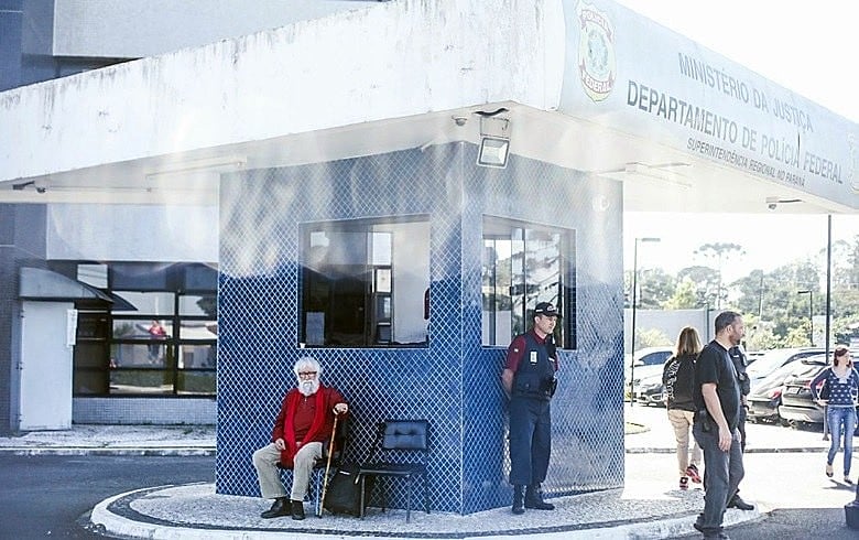 Leonardo Boff aguarda em frente ao prédio da Superintendência da Polícia Federal para visitar Lula