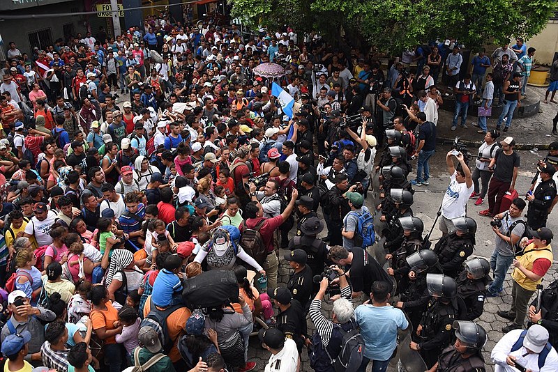 Polícia da Guatemala impede passagem de migrantes de Honduras pela fronteira com o México no dia 19 de outubro