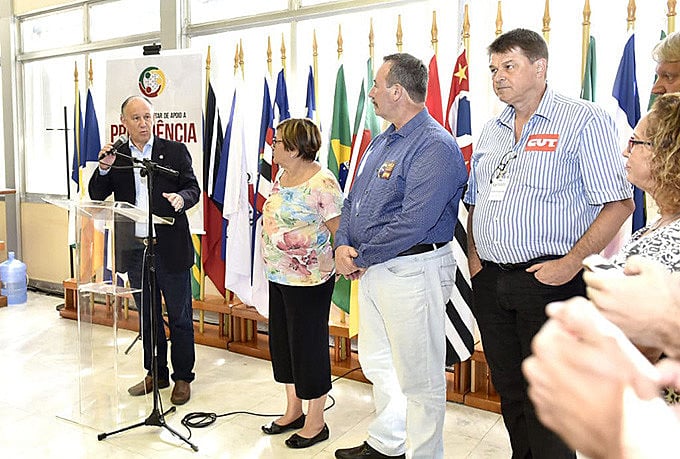Lançamento da Frente na Assembleia Legislativa do RS contou com a presença de deputados e representantes de entidades sindicais.
