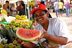 Calcula-se que seis toneladas de alimentos produzidos pelos agricultores dos acampamento e assentamentos serão expostos na feira