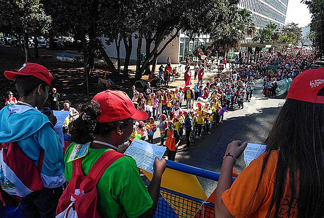 Niños leen el manifiesto frente al edificio del Ministerio de Educación en Brasilia