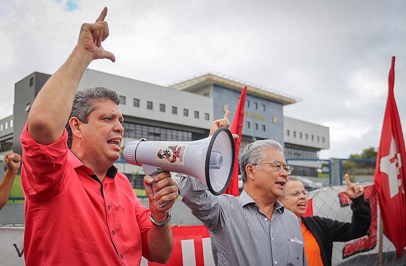 Paulo Okamotto, presidente do Instituto Lula, e Márcio Macêdo, vice-presidente do PT, relatam visita a Lula na prisão.