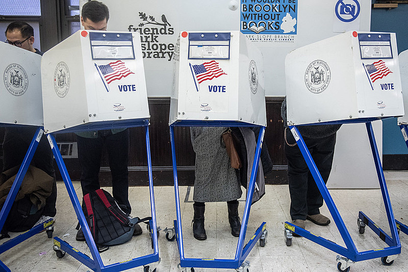 Apenas 5 dos 50 estados americanos adotam a votação totalmente digital, enquanto outros usam cédulas de papel e outros equipamentos.