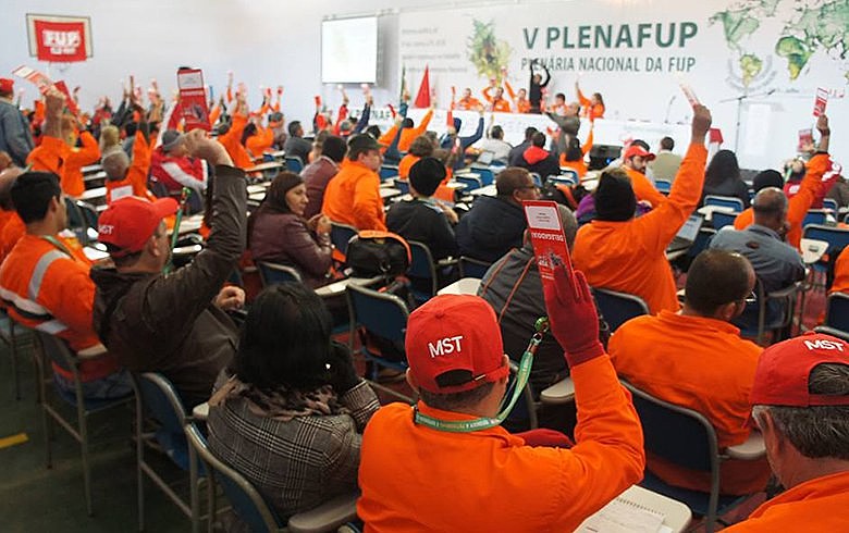 Petroleiros fazem plenária num momento em que país é "refém de um governo golpista e entreguista"