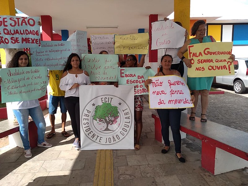 Professoras, mães, alunas e técnicos protestam a saída do gestor