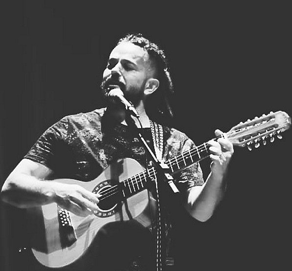 Nascido em Patos de Minas, Luiz começou a cantar na infância e tem a tradição popular como base de suas composições