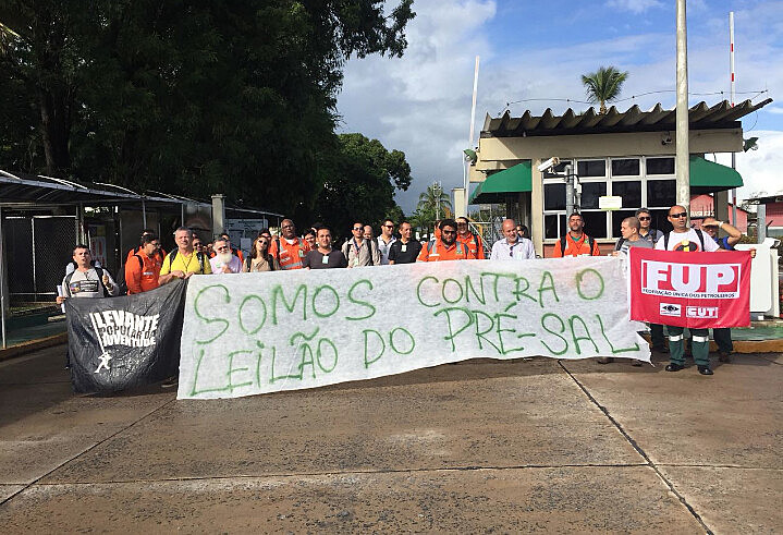 Petroleiros protestam contra entrega do Pré-Sal à multinacionais