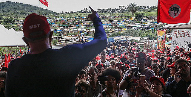 Lula habla a militantes del MST de Minas Gerais durante visita a un campamento en 2017