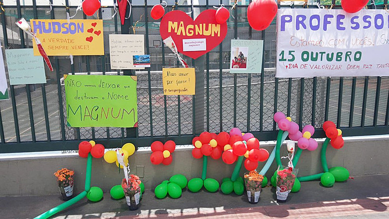 Cartazes colocados por estudantes em frente ao colégio