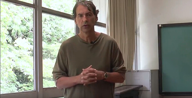 O professor destaca que a Revolução trouxe mudanças positivas e negativas, mas provou que é possível termos uma sociedade mais igualitária