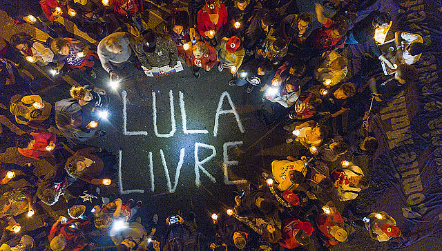 Apoiadores de Lula reunidos na Praça Olga Benário, em Curitiba, onde foi instalada a Vigília Lula Livre em abril deste ano