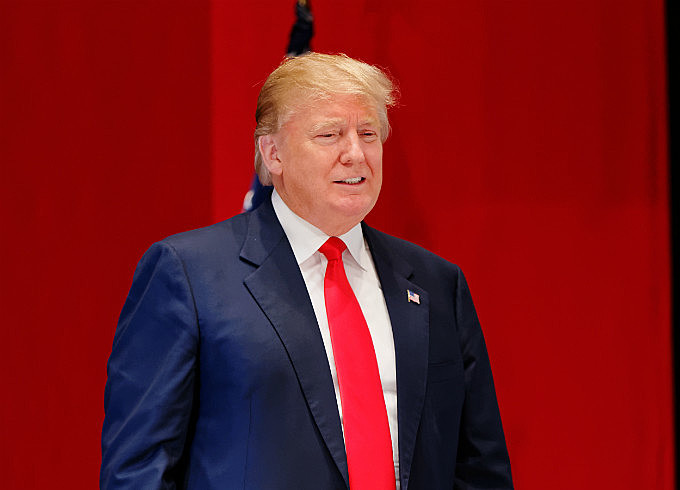 Em mensagem publicada no Twitter, Trump nega a versão das duas mulheres