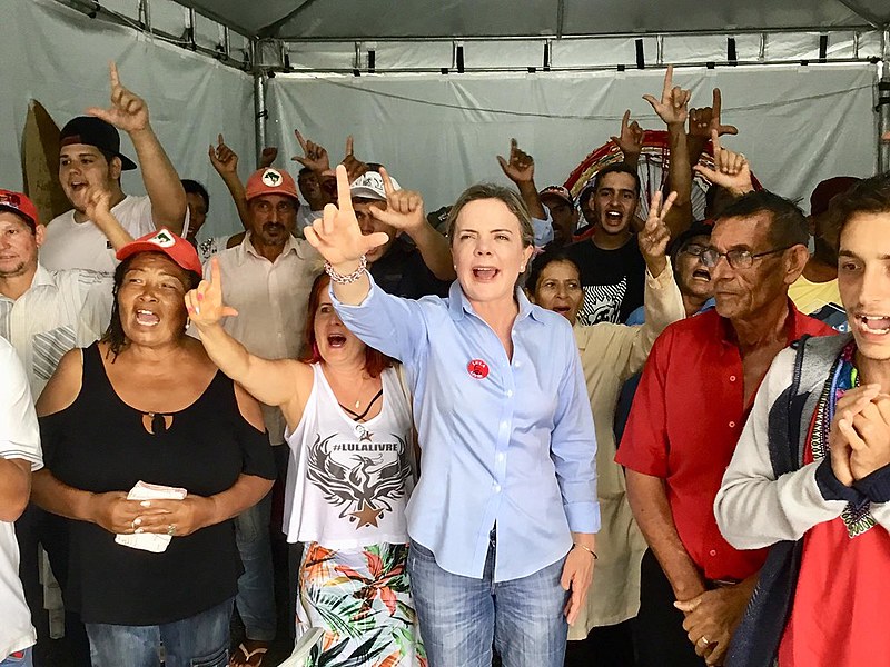 Presidenta nacional do PT, Gleisi Hoffmann, durante visita a Vigília Lula Livre nesta segunda (18)
