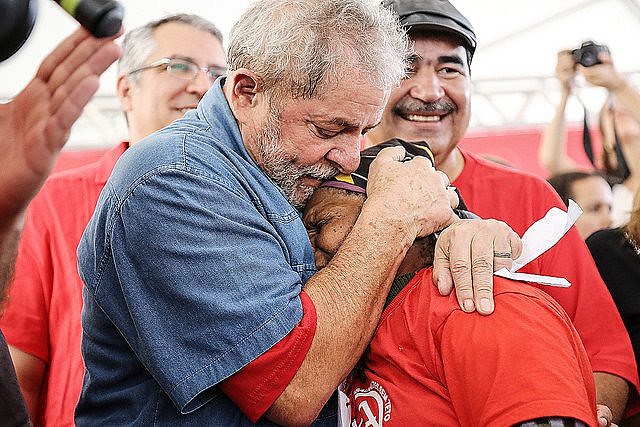 Campamento de movimientos y centrales acompaña la declaración del ex presidente ante la Justicia.