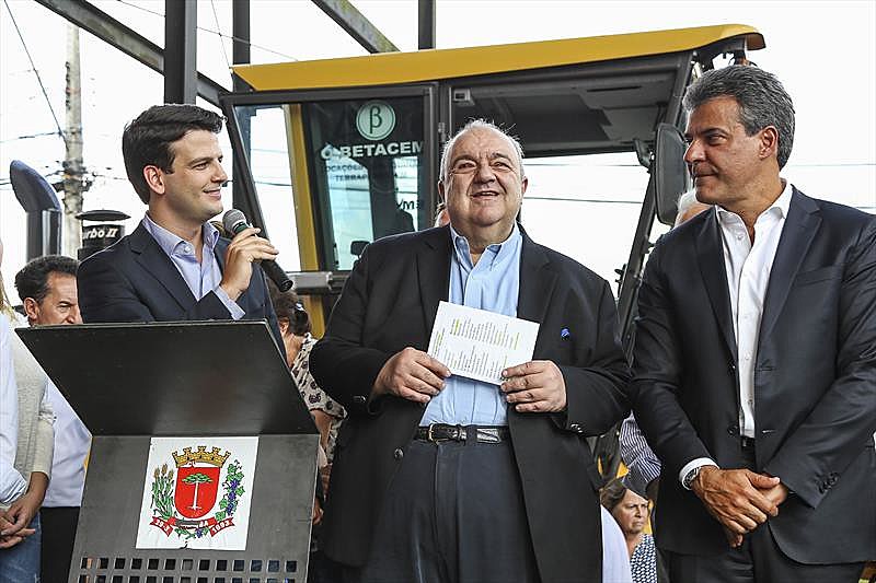 Eduardo Pimentel Slaviero ao lado do prefeito Rafael Greca e do governador Beto Richa