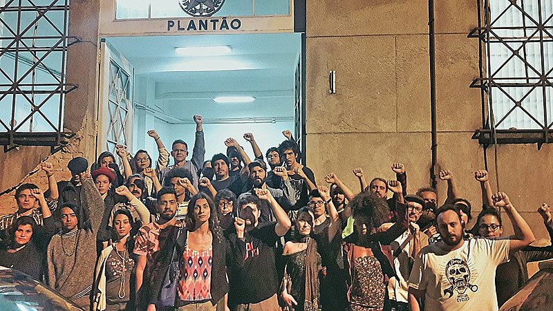 Atores protestaram e pediram liberação do diretor em frente à delegacia em Santos