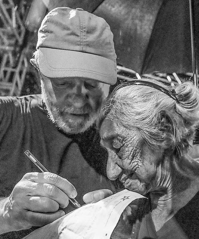 Lula assina o cartão de filiação de Dona Bia ao Partido dos Trabalhadores