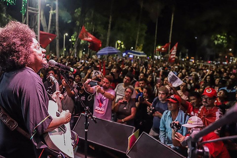 Chico César animou o público no palco montado na Praça da República com o sucesso "Mama África"