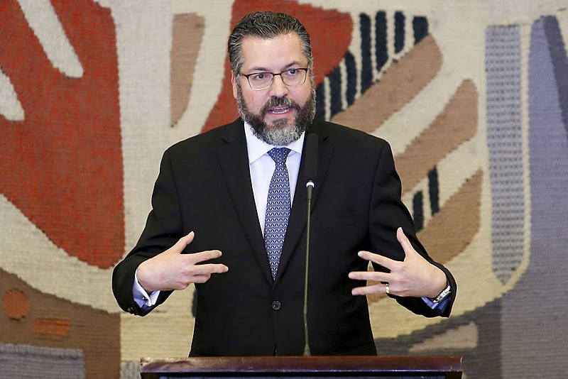 Ernesto Araújo citou versículos bíblicos durante discurso de posse