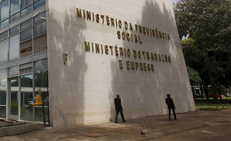 A decisão do presidente eleito pode ser considerada inconstitucional, pois viola a Constituição Federal nos artigos 10 e 37