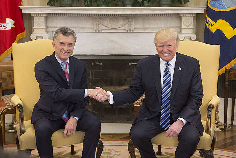 O presidente argentino Maurício Macri cumprimenta Donald Trump