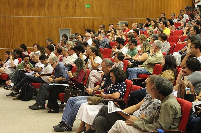 Assembleia de professores resultou na adesão à greve do dia 15