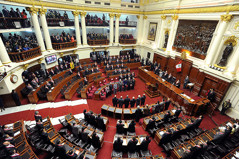 Pela Constituição, se o Legislativo rejeitasse as reformas, vindas por moção de confiança do governo, o presidente poderia dissolver a Casa