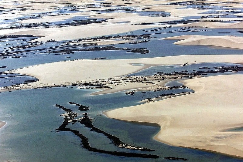Criado em 1981, o Parque Nacional dos Lençóis Maranhenses possui 156,5 mil hectares de dunas, lagos e mangais