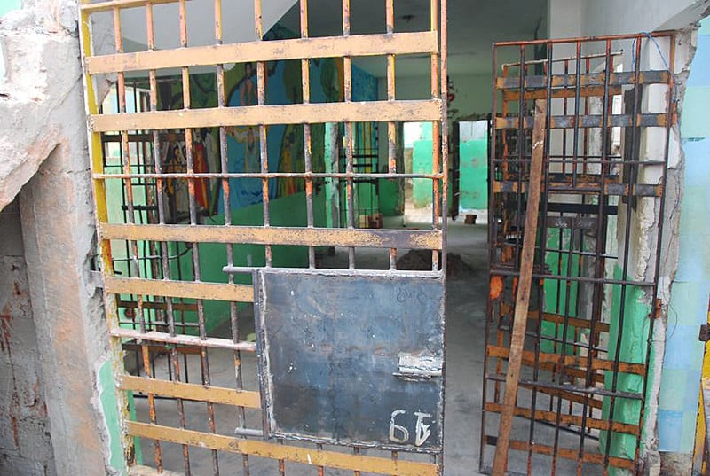 Não importa os crimes que cometeram. Quando uma pessoa cumpre pena num presídio ela deve ter sua dignidade respeitada conforme a lei.